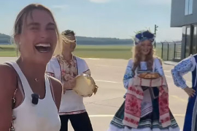 В Минске Арину Соболенко встретили народными танцами. Для чего она прилетела?