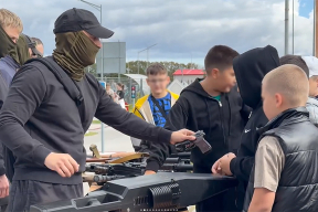 В Столине на школьный фестиваль пригласили военных в балаклавах, детям давали в руки оружие
