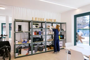 Место, где вместо книг выдают перфораторы, палатки и соковыжималки. Зачем?